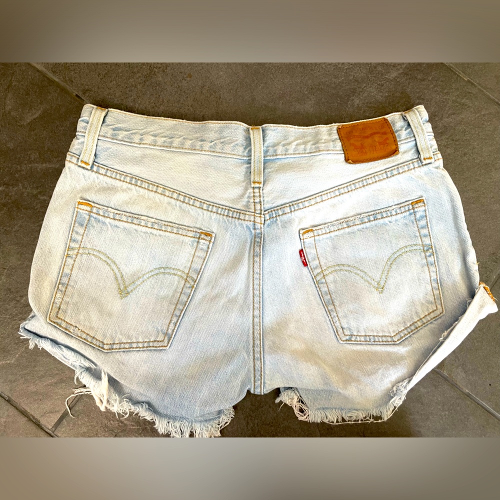 Used Levi’s shorts tag size 26